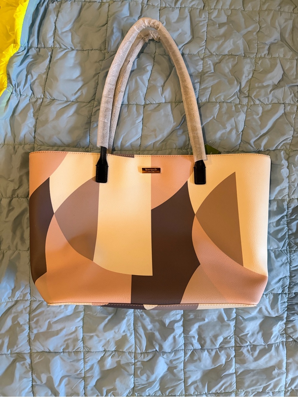 NWT Kate spade 2 PIECE SET Pink, Cream & Gray Geometric Tote with Matching Pouch - Picture 2 of 11